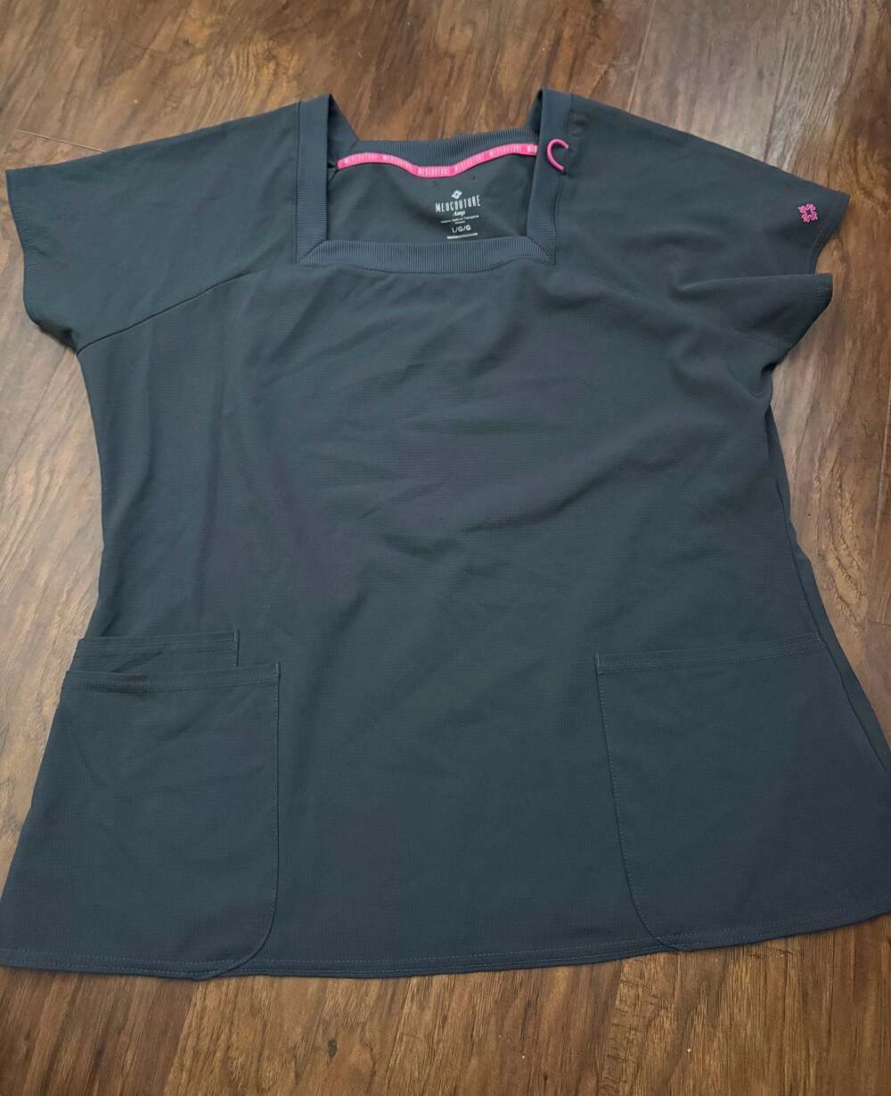Med Couture Amp Women's 3-Pocket Stretch Square Neck Scrub Top Size L